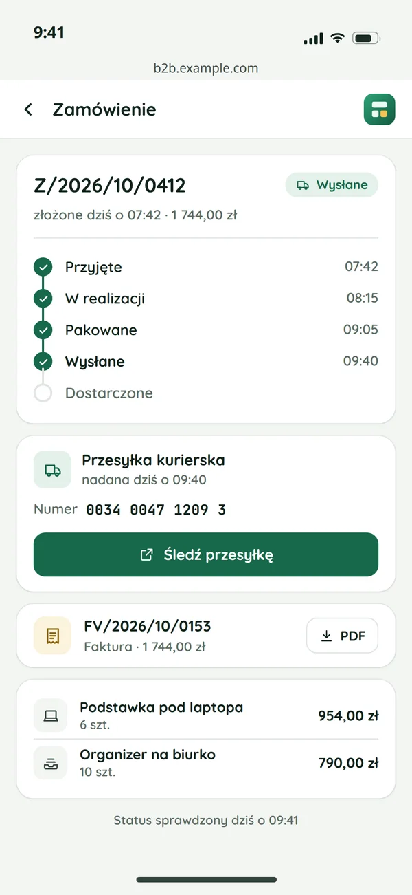 Zamówienie w sklepie B2B na telefonie: ścieżka statusów od przyjęcia do wysłania, przesyłka kurierska z numerem i przyciskiem śledzenia, faktura w PDF i pozycje zamówienia
