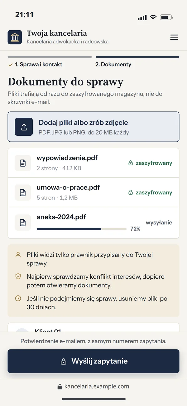 Drugi krok formularza: trzy dokumenty wysyłane do zaszyfrowanego magazynu, widoczne tylko dla przypisanego prawnika