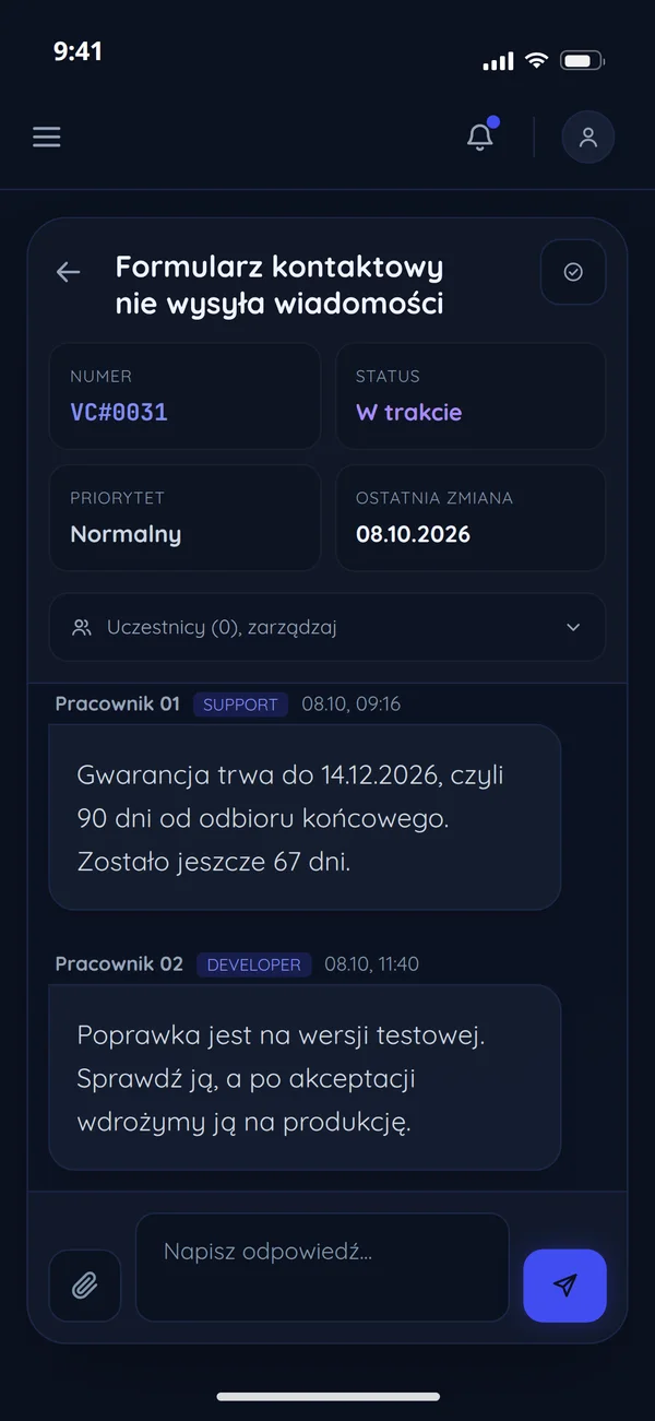 Przykładowy ekran na telefonie: zgłoszenie VC#0031 w trakcie, z odpowiedzią, że gwarancja trwa do 14.12.2026, czyli 90 dni od odbioru końcowego, i zostało 67 dni, oraz wiadomością, że poprawka jest na wersji testowej